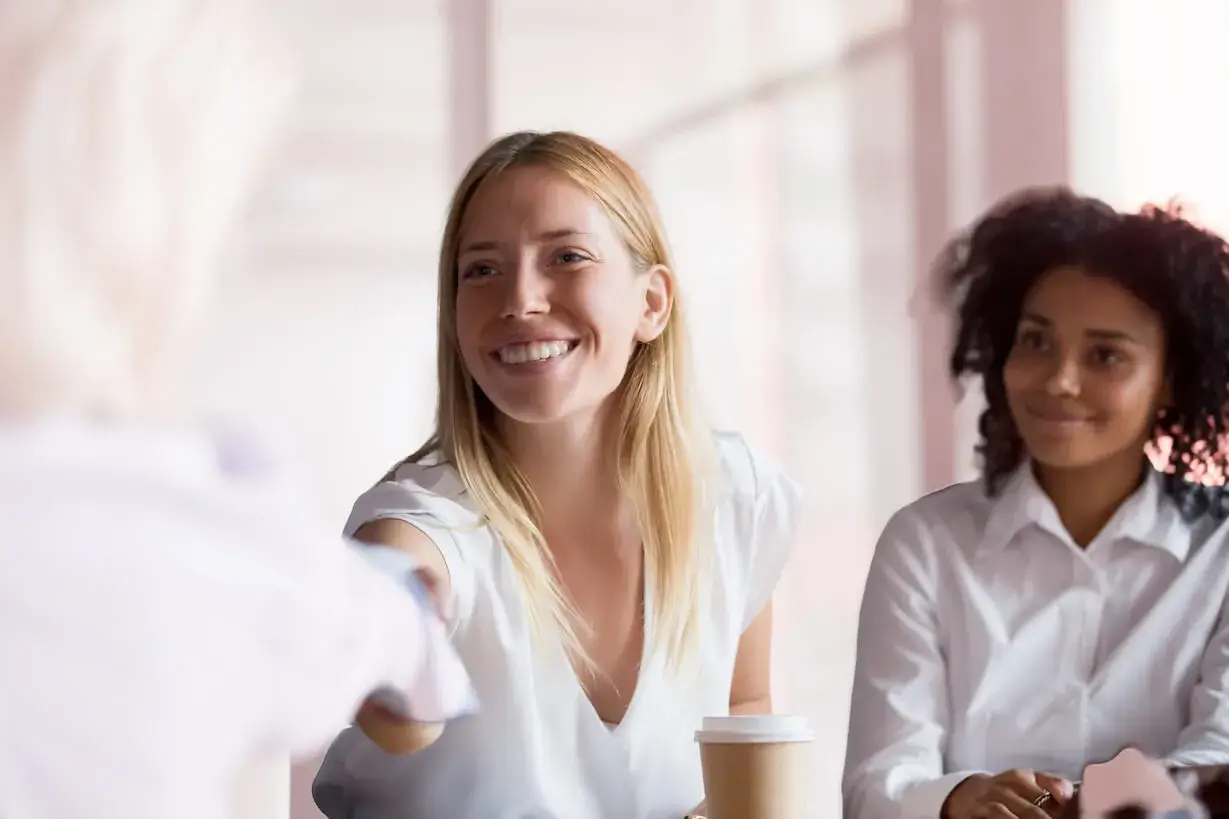 Uścisk dłoni dwóch kobiet