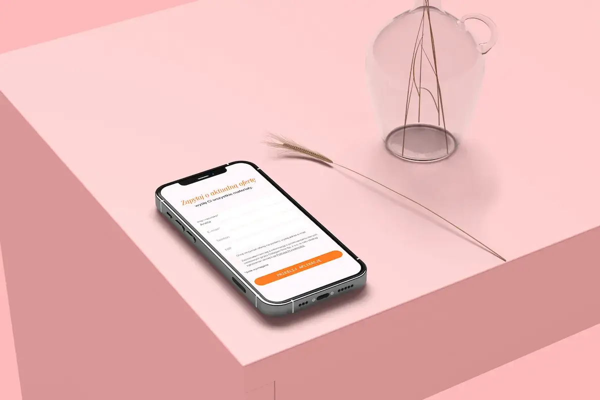 Smartphone na różowym stole