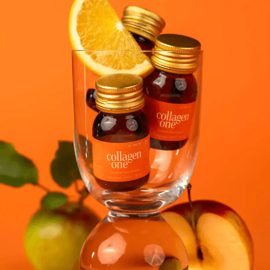 Butelki kolagenu w szklance