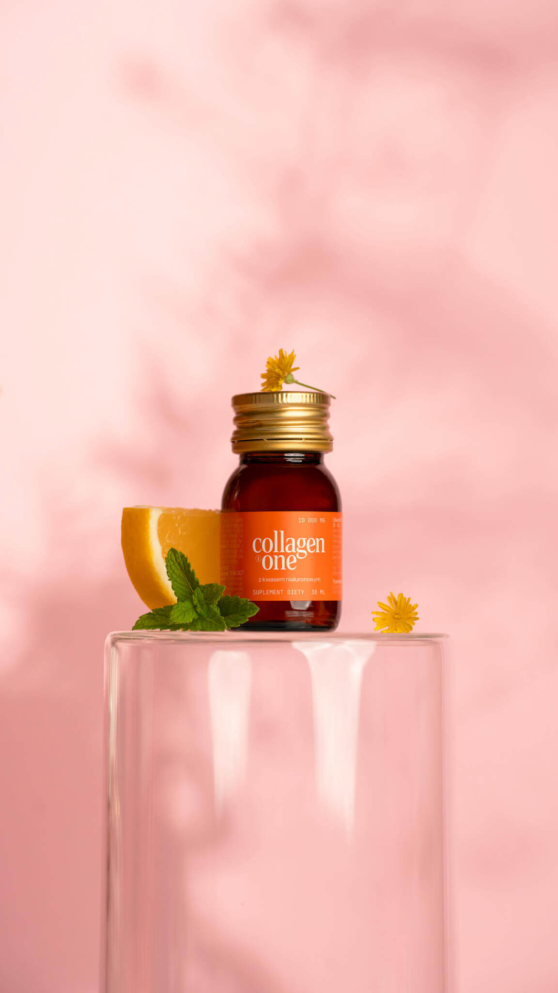 Butelka kolagenu na różowym tle, stojąca na szklanym podeście