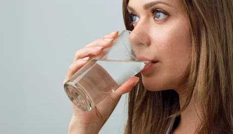 Welche Ernährungsgewohnheiten fördern die Elastizität der Haut? Eine Ernährung, die die Regeneration und ein jüngeres Aussehen der Haut unterstützt