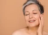 Gesunde Haut in den Wechseljahren: Wie lässt sich der Verlust von Festigkeit und Elastizität verlangsamen?