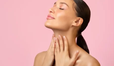 Welche Pflegetechniken helfen dabei, die Haut am Hals und Dekolleté jünger aussehen zu lassen?